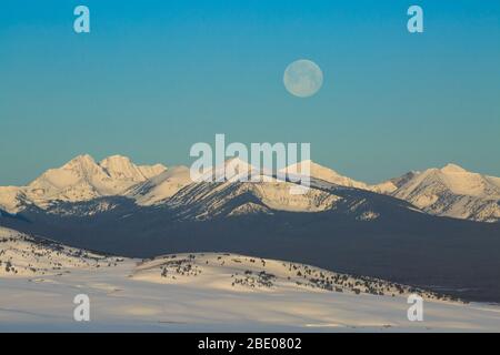 piena luna sulle montagne beaverhead in inverno vicino a jackson, montana Foto Stock