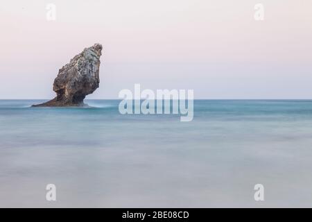 La bellissima spiaggia di Buelna a Llanes, Asturie. Spagna Foto Stock