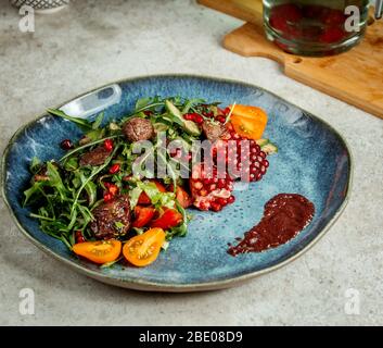 carne fritta con erbe e melograno Foto Stock