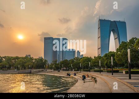 SUZHOU, CINA - NOVEMBRE 04: Vista del Lago Jinji, con gli edifici del quartiere finanziario della città in lontananza durante il tramonto il 04 Novembre 2019 a Suzhou Foto Stock