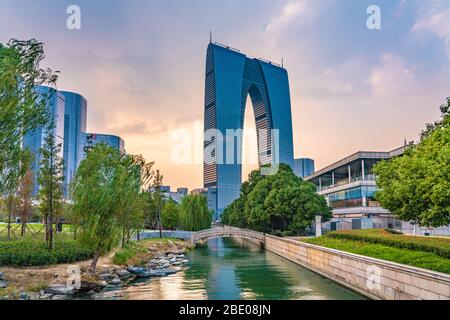 SUZHOU, CINA - NOVEMBRE 04: Vista della porta a est famoso edificio di riferimento nel quartiere finanziario di Suzhou il 04 Novembre 2019 a Suzhou Foto Stock