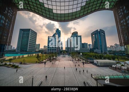 SUZHOU, CINA - NOVEMBRE 04: Veduta del quartiere finanziario di Suzhou e dell'architettura della porta a Est, un famoso edificio distintivo il mese di Novembre Foto Stock