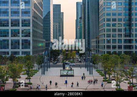 SUZHOU, CINA - NOVEMBRE 04: Primo piano degli edifici moderni della città nell'area del quartiere finanziario il 04 Novembre 2019 a Suzhou Foto Stock