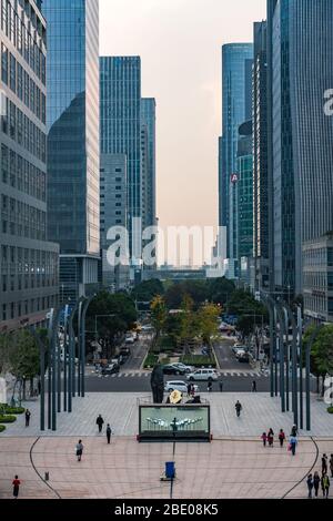 SUZHOU, CINA - NOVEMBRE 04: Primo piano degli edifici moderni della città nell'area del quartiere finanziario il 04 Novembre 2019 a Suzhou Foto Stock