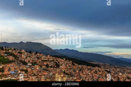 Colline del Cusco settentrionale con case e montagne Ande vista dal drone in un bellissimo pomeriggio Foto Stock
