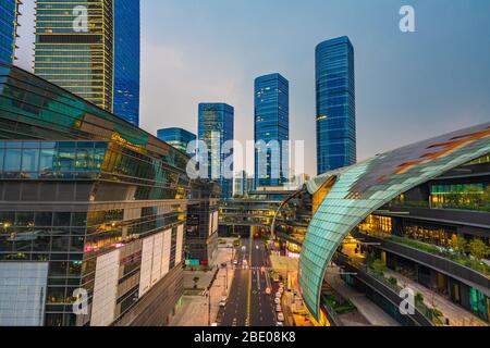 SUZHOU, CINA - NOVEMBRE 04: Vista serale degli edifici moderni del quartiere finanziario della città nel centro città il 04 Novembre 2019 a Suzhou Foto Stock