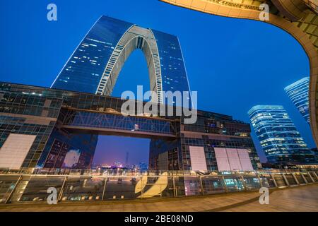 SUZHOU, CINA - NOVEMBRE 04: Vista serale della porta a Est, un famoso edificio simbolo nel quartiere finanziario il 04 Novembre 2019 a Suzhou Foto Stock