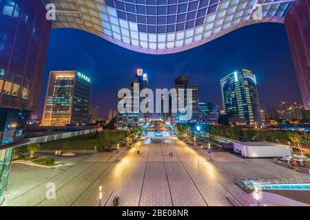 SUZHOU, CINA - NOVEMBRE 04: Vista notturna degli edifici moderni del quartiere finanziario della città il 04 Novembre 2019 a Suzhou Foto Stock