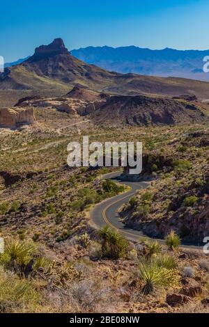 Discendendo la ripida Gold Hill Grade dal Passo di Sitgreaves, con Thimble Mountain distante, lungo la storica Route 66 in Arizona, USA Foto Stock