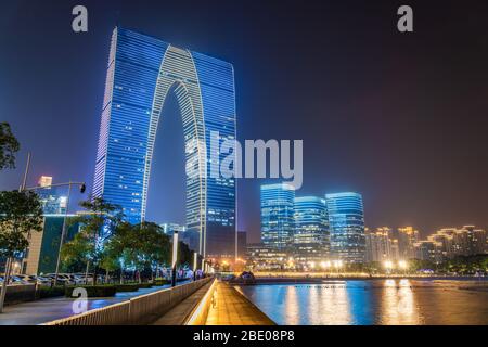 SUZHOU, CINA - NOVEMBRE 04: Vista notturna della porta dell'Est edificio un famoso edificio distintivo sul lungomare del Lago Jinji il 04 Novembre 201 Foto Stock