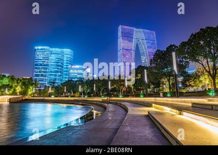 SUZHOU, CINA - NOVEMBRE 04: Vista notturna al Lago Jinji con edifici moderni del quartiere finanziario in lontananza il 04 Novembre 2019 a Suzhou Foto Stock