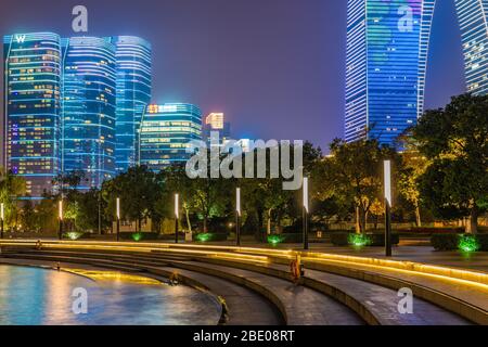 SUZHOU, CINA - NOVEMBRE 04: Vista notturna degli edifici del quartiere finanziario della città sul lungomare del lago Jinji il 04 Novembre 2019 a Suzhou Foto Stock