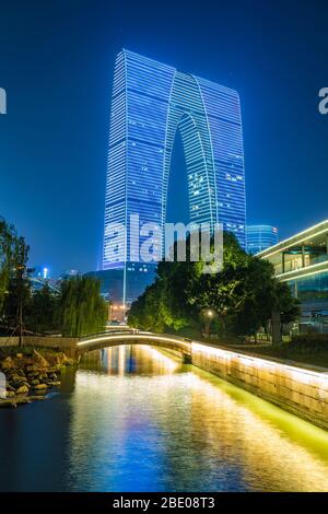 SUZHOU, CINA - NOVEMBRE 04: Vista notturna della porta d'Oriente un famoso edificio distintivo sul lungomare del Lago Jinji il 04 Novembre 2019 a Suzh Foto Stock