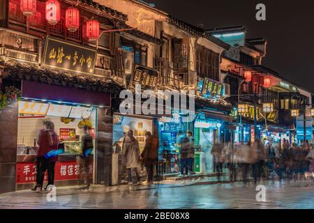 SUZHOU, CINA - NOVEMBRE 04: Mercato notturno di Street food venditori in via Shantang, un quartiere storico e destinazione di viaggio il 04 Novembre 2019 in S. Foto Stock