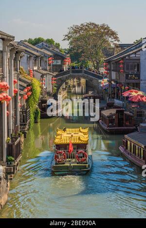 SUZHOU, CINA - NOVEMBRE 05: Veduta di una barca tradizionale cinese sul fiume dell'antica città di Shantang Street il 05 Novembre 2019 a Suzhou Foto Stock