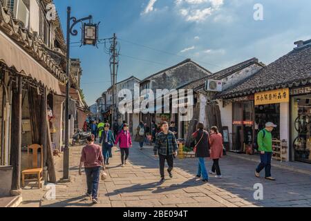 SUZHOU, CINA - NOVEMBRE 05: Vista di Shantang Street, una famosa vecchia strada e popolare destinazione turistica il 05 Novembre 2019 a Suzhou Foto Stock