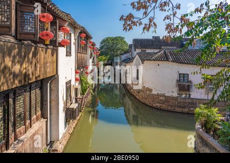 SUZHOU, CINA - NOVEMBRE 05: Vista di un canale con tradizionali edifici cinesi nella zona antica della città di Shantang il 05 Novembre 2019 a Suzhou Foto Stock