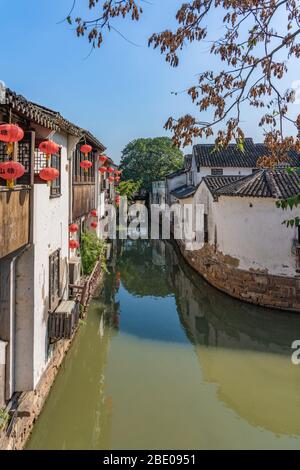 SUZHOU, CINA - NOVEMBRE 05: Vista di un canale con tradizionali edifici cinesi nella zona antica della città di Shantang il 05 Novembre 2019 a Suzhou Foto Stock