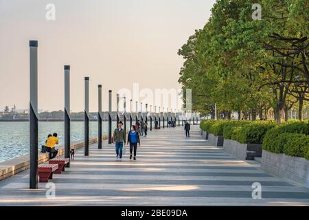 SUZHOU, CINA - NOVEMBRE 05: Vista di un sentiero sul Lago Jinji nella zona del quartiere finanziario il 05 Novembre 2019 a Suzhou Foto Stock