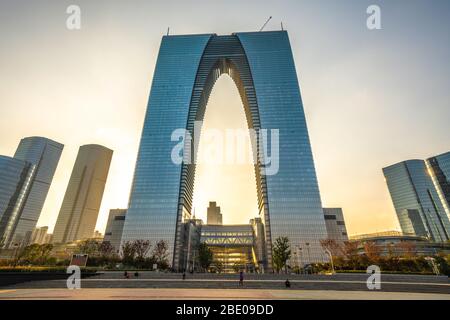 SUZHOU, CINA - 05 NOVEMBRE: Questa è la porta a est, un famoso edificio simbolo nel quartiere finanziario durante il tramonto il 05 novembre 2019 a S. Foto Stock