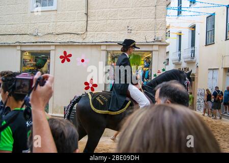 Equitazione tradizionale spagnola al Festival di Gràcia a Mahón, Minorca Foto Stock