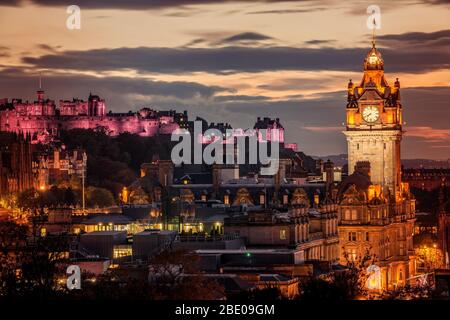 Lo skyline di Edimburgo di notte, Scozia Foto Stock