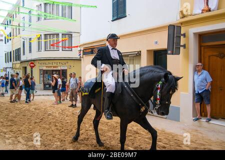 Equitazione tradizionale spagnola al Festival di Gràcia a Mahón, Minorca Foto Stock