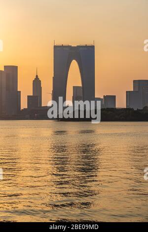 SUZHOU, CINA - NOVEMBRE 05: Vista della porta a est e degli edifici della città sul lungomare durante il tramonto sul Lago Jinji il 05 Novembre 2019 a Suzhou Foto Stock