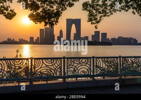 SUZHOU, CINA - NOVEMBRE 05: Vista del Lago Jinji con lo skyline della città in lontananza al tramonto il 05 Novembre 2019 a Suzhou Foto Stock