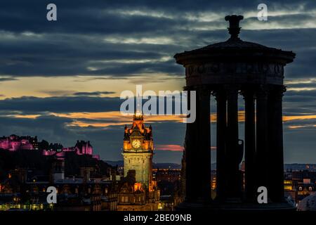 Lo skyline di Edimburgo di notte, Scozia Foto Stock