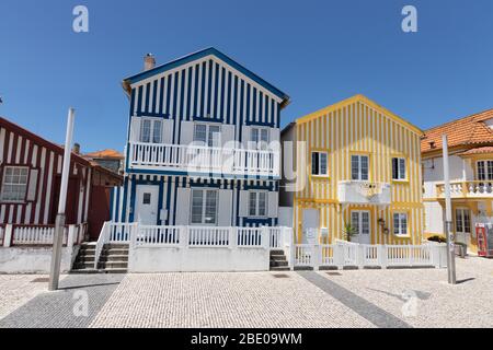 Case colorate a strisce nere, bianche e gialle a Costa Nova do Prado vicino Aveiro Portogallo. Foto Stock