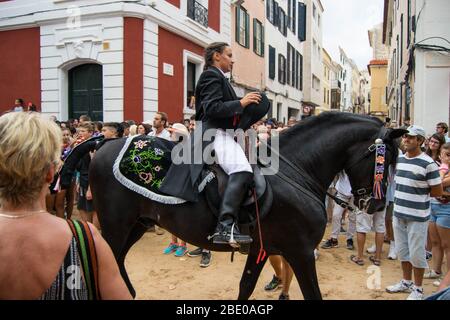 Equitazione tradizionale spagnola al Festival di Gràcia a Mahón, Minorca Foto Stock