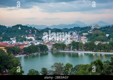 Bella città di Kandy e lago di notte, Kandy, Sri Lanka Foto Stock