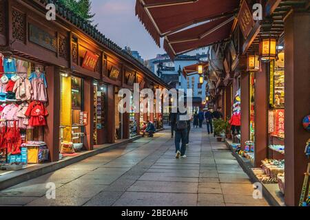NANJING, CINA - 07 NOVEMBRE: Questa è una strada commerciale con negozi tradizionali cinesi nel quartiere storico di Fuzimiao il 07 novembre 2019 a Nanji Foto Stock