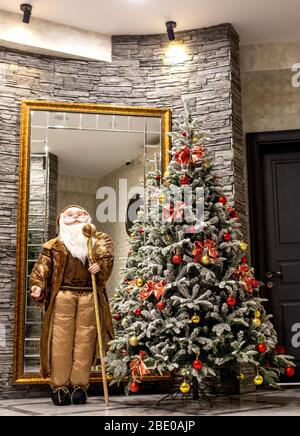 albero di nuovo anno nella lobby Foto Stock