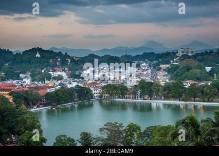 Bella città di Kandy e lago di notte, Kandy, Sri Lanka Foto Stock