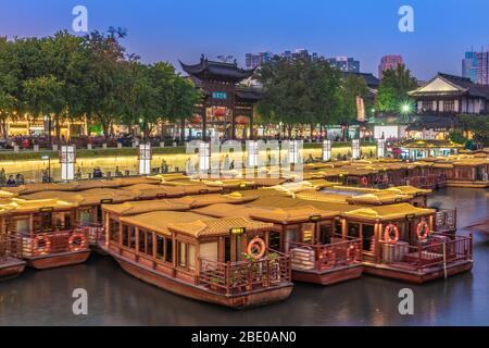 NANJING, CINA - 07 NOVEMBRE: Le barche ormeggiate lungo il fiume nel quartiere storico di Fuzimiao di notte il 07 novembre 2019 a Nanjing Foto Stock