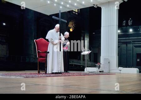 Papa Francesco guidò la tradizionale Via Crucis in un deserto di San Pietro la sera del Venerdì Santo 10 Aprile 2020 (pandemico corona virus Covid -19) Foto Stock