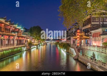NANJING, CINA - 07 NOVEMBRE: Vista notturna del fiume Qinhuai nel famoso quartiere storico di Fuzimiao il 07 novembre 2019 a Nanjing Foto Stock