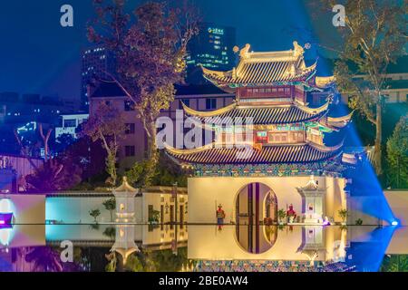 NANJING, CINA - 07 NOVEMBRE: Vista notturna degli edifici tradizionali cinesi nel quartiere storico di Fuzimiao il 08 novembre 2019 a Nanjing Foto Stock