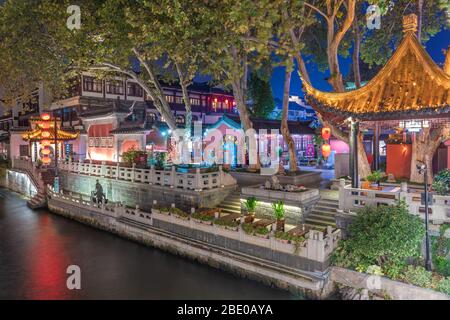 NANJING, CINA - 07 NOVEMBRE: Vista notturna di tradizionali edifici cinesi lungo il fiume Qinhuai nell'area del Tempio di Confuchi il 07 novembre 2019 in Foto Stock