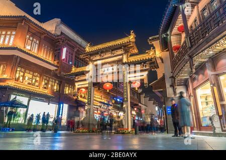 NANJING, CINA - 07 NOVEMBRE: Vista notturna dell'ingresso al quartiere storico del tempio di Fuzimiao e Confucio, una famosa destinazione di viaggio a Novembo Foto Stock
