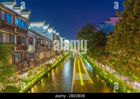 NANJING, CINA - 07 NOVEMBRE: Notte vedi tradizionali edifici lungo il fiume Qinhuai nel quartiere storico di Fuzimiao il 07 novembre 201 Foto Stock