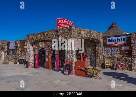 La vecchia Cool Springs Station in pietra ricostruita nei primi anni 2000 lungo la storica Route 66 in Arizona, USA [Nessuna release di proprietà; disponibile per l'editoriale li Foto Stock