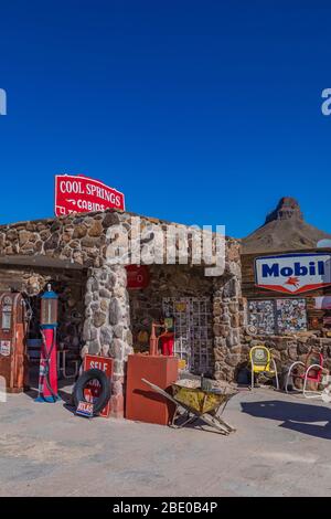 La vecchia Cool Springs Station in pietra ricostruita nei primi anni 2000 lungo la storica Route 66 in Arizona, USA [Nessuna release di proprietà; disponibile per l'editoriale li Foto Stock