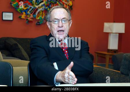 Alan Dershowitz ha fatto una foto a Hillel of U of P prima del suo discorso all'Annenberg Center di Philadelphia, Pa, il 2 febbraio 2012 Credit: Scott Weiner/MediaPunch Foto Stock