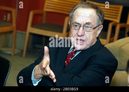 Alan Dershowitz ha fatto una foto a Hillel of U of P prima del suo discorso all'Annenberg Center di Philadelphia, Pa, il 2 febbraio 2012 Credit: Scott Weiner/MediaPunch Foto Stock