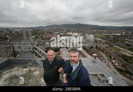 File: L'ex presidente del Sinn Fein Gerry Adams (R), e membro del partito fra McCann guarda fuori sopra Belfast ovest dal tetto della Torre di Divis precedentemente occupata dall'esercito britannico sulla strada delle cascate, Belfast ovest, Irlanda del Nord, 21 settembre 2005. 19 piani in su conosciuto come Spypost dai Repubblicani Irlandesi l'esercito britannico si è spostato fuori in agosto come parte di un programma di due anni per ridurre la sicurezza nella provincia. (Foto/Paul McErlane) Foto Stock
