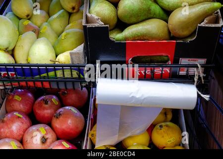 Stalla di frutta con sacchetti di plastica monouso, Londra, Inghilterra, Regno Unito, Regno Unito Foto Stock