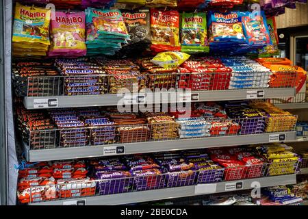 Stand con dolci e barrette di cioccolato in un negozio, Londra, Inghilterra Regno Unito Regno Unito Foto Stock